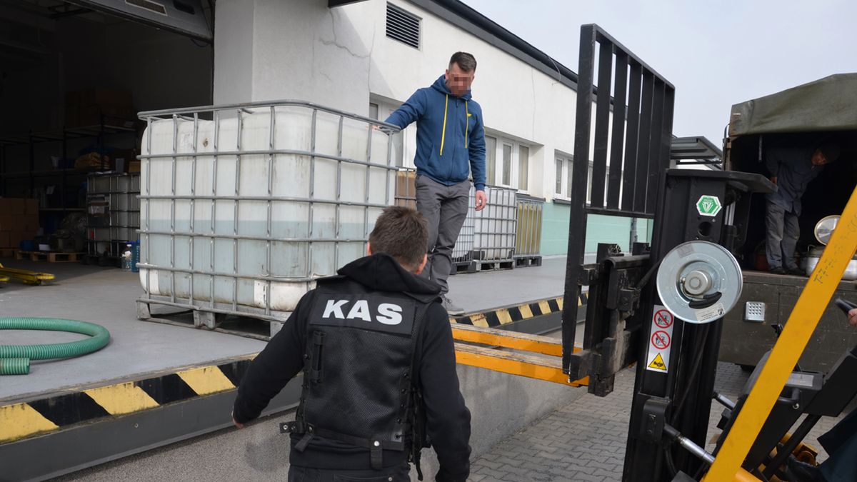 Koronawirus. KAS przekazała kolejną partię alkoholu do produkcji środków dezynfekcji.