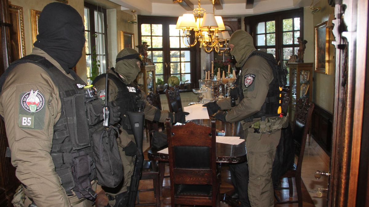 108 mln zł z tytułu podatku akcyzowego i VAT miał stracić Skarb Państwa. 