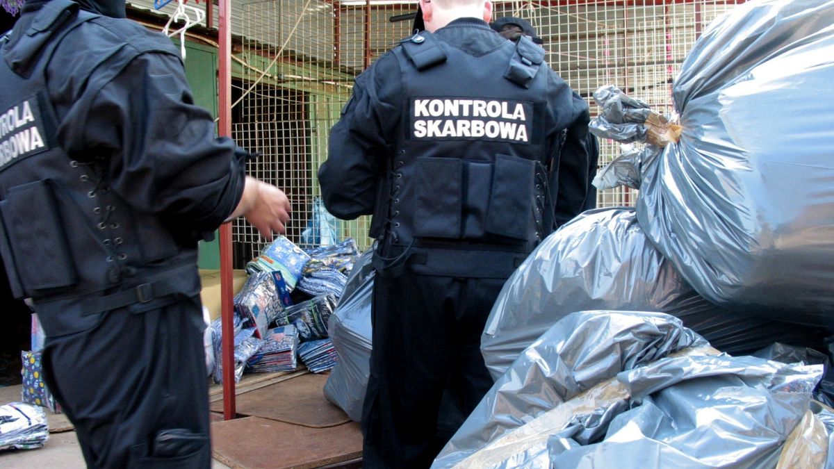 Ponad 2600 funkcjonariuszy i pracowników odeszło ze służby. Nie zaproponowano im przedłużenia zatrudnienia.