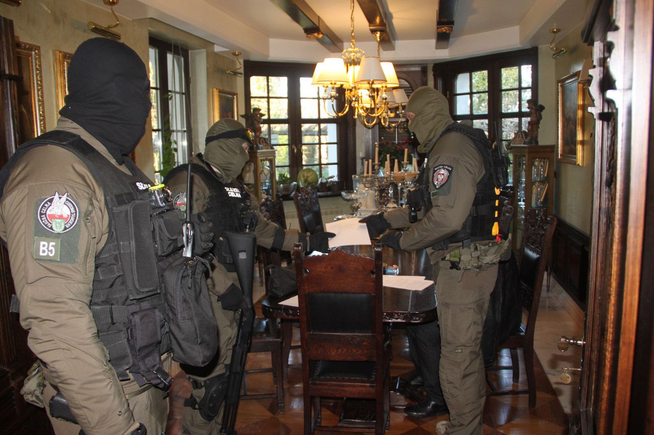 Handel nielegalnym paliwem. CBŚP i KAS rozbiły międzynarodowy gang