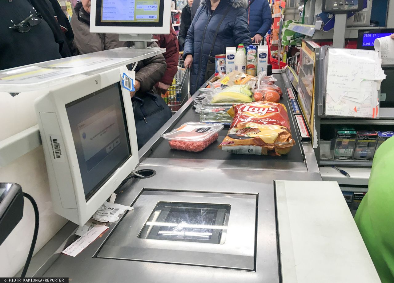 Kasjerki są przerażone epidemią koronawirusa. Codziennie otacza ich tłum panikujących ludzi