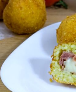 Ryżowe kulki z mozzarellą