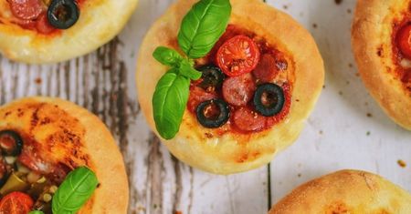 Mini pizze. Pyszny sposób na karnawałową przekąskę