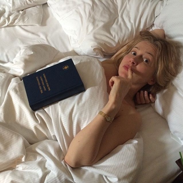 Katarzyna Warnke kontrowersyjne zdjęcie w łóżku z Biblią 
