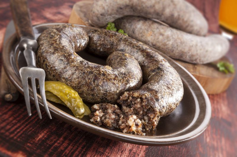 Kaszanka świetnie smakuje z ogórkiem kiszonym.