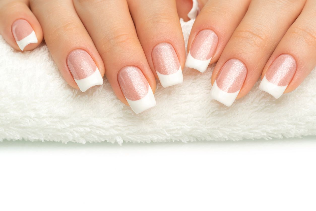 Francuski manicure to uniwersalne zestawienie naturalnych barw, które nigdy nie wyjdzie z mody. 