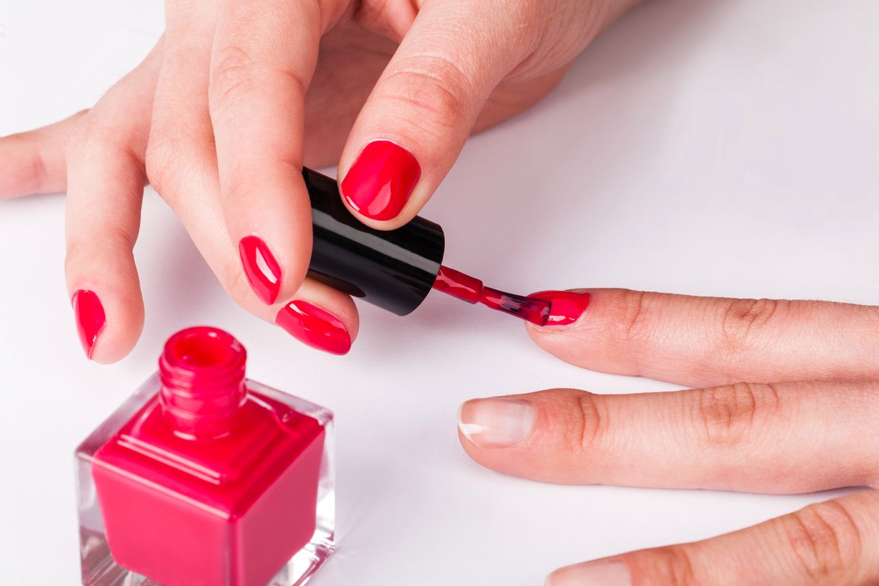 Manicure na studniówkę. Nieoczywiste trendy sezonu karnawałowego