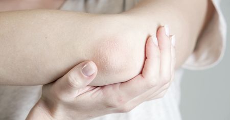 Suche łokcie - co jest przyczyną suchej skóry na łokciach i jak ją wygładzić?
