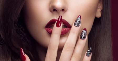 Jakie paznokcie studniówkowe są najmodniejsze? Przegląd trendów w manicure