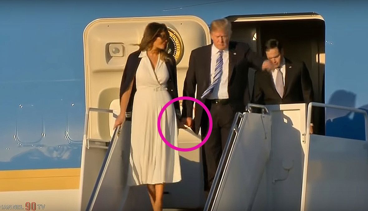 Donald Trump trzyma żonę za kciuka