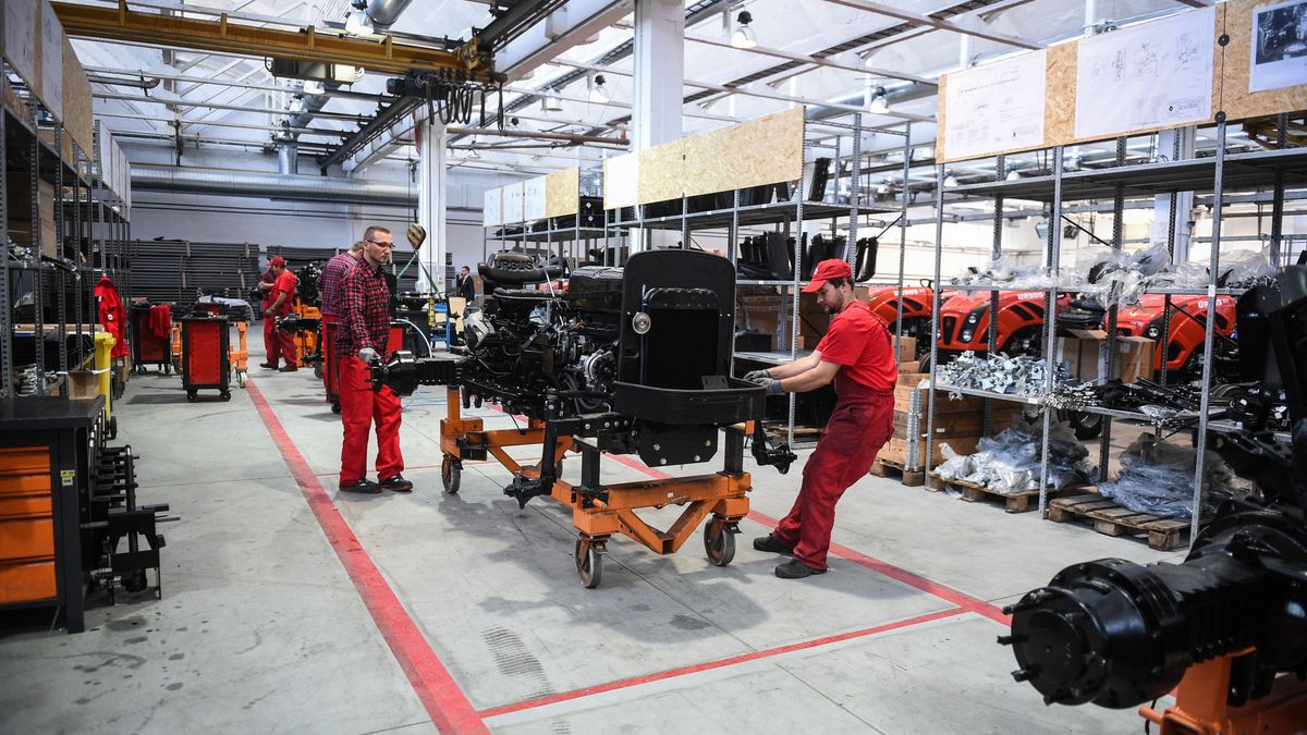 Produkcja przemysłowa rośnie, ale wolniej.