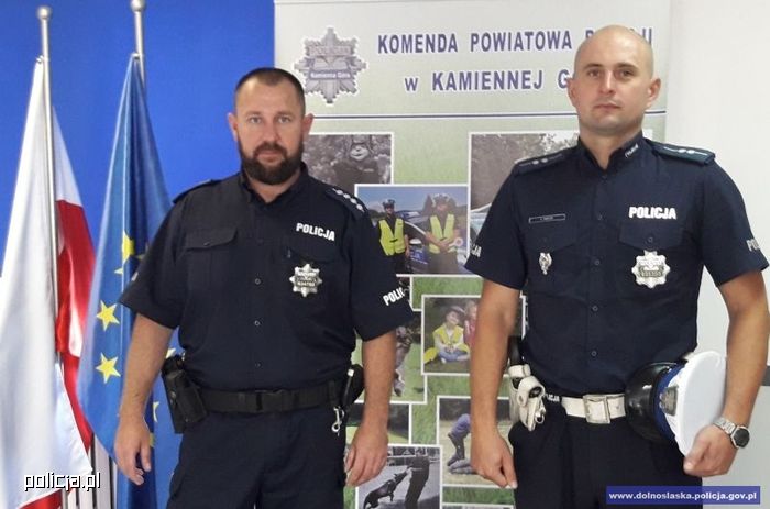 asp. Artur Obrzud i asp. szt. Łukasz Głuchowski uratowali życie kierowcy w Kamiennej Górze. 