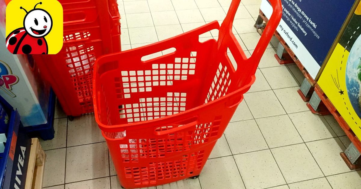 Koszyki w Biedronce mają niezwykłą funkcję. Mało kto o niej wie, a pozwala oszczędzić mnóstwo czasu