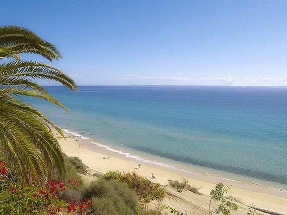 Otoczenie hotelu SBH Club Paraiso Playa ze słynną Playa Esquinzo z jasnym piaskiem 