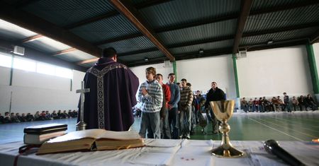 Franciszkanin namawiał nastolatki, żeby rodziły dzieci. Raport mówi jasno: świeckości w szkołach nie ma