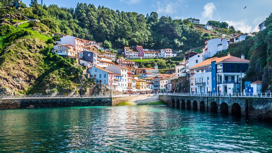 Cudillero to urokliwe miasteczko w regionie Asturia