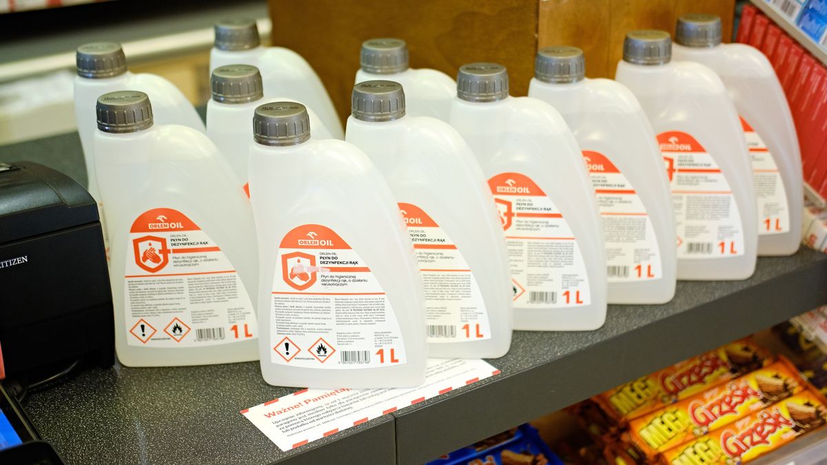 Niektóre sieci handlowe sprzedawały płyn do dezynfekcji Orlenu po zawyżonej cenie