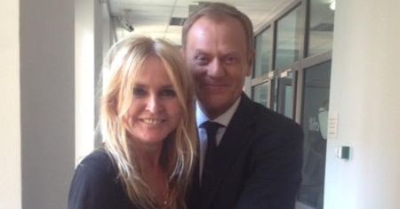 Monika Olejnik w objęciach Tuska. Tym zdjęciem znów wywołała burzę