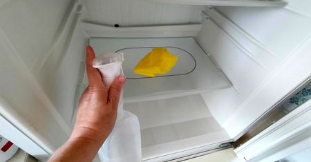 Dodaj do wody i spryskaj lodówkę. Zacieki i brzydki zapach znikną