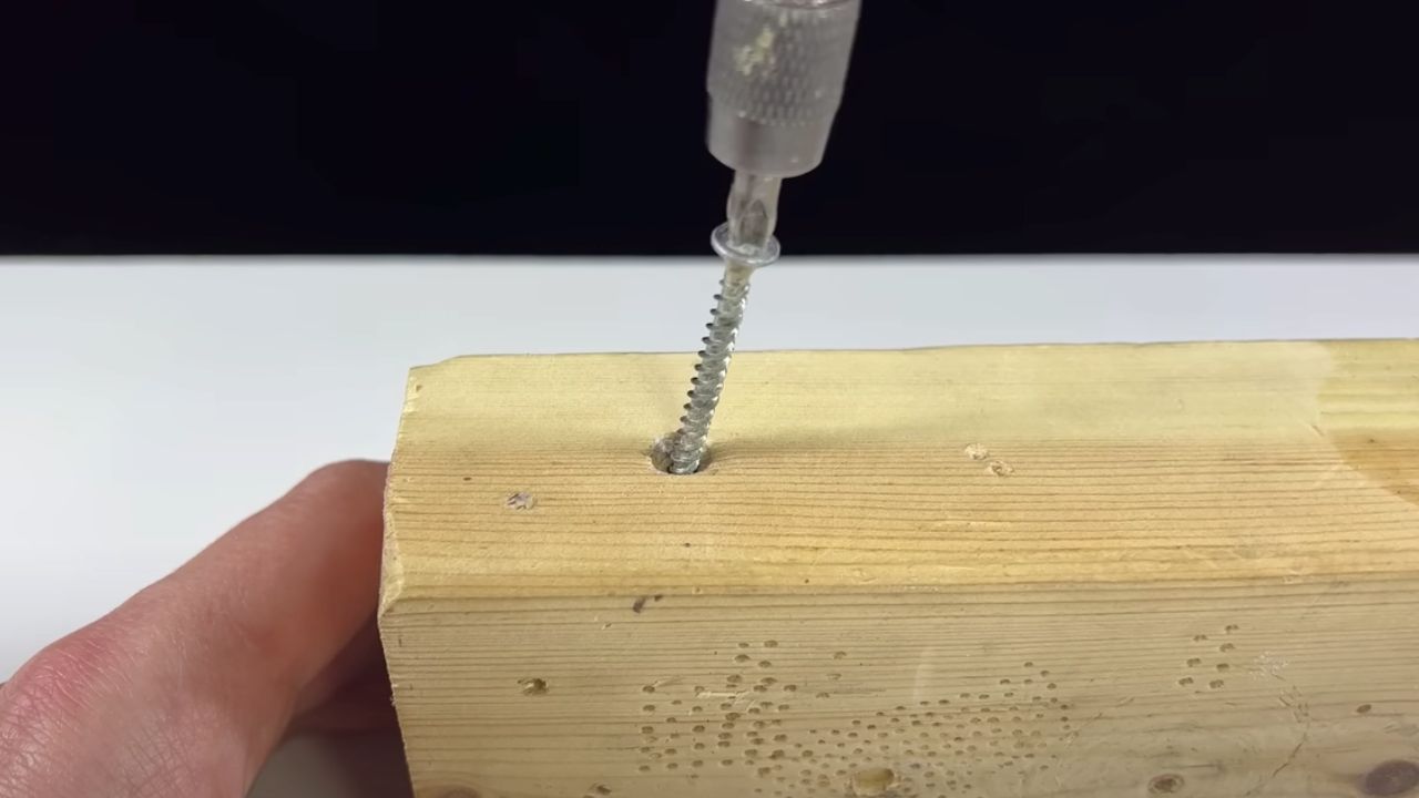Jak wykręcić wyrobioną śrubkę?