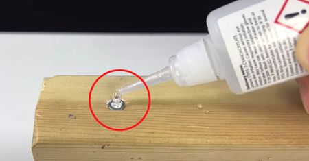 Majster pokazał mi jak wykręcić wyrobioną śrubkę. Potrzebne są tylko 2 produkty