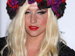 Kesha: w majtkach na salonach