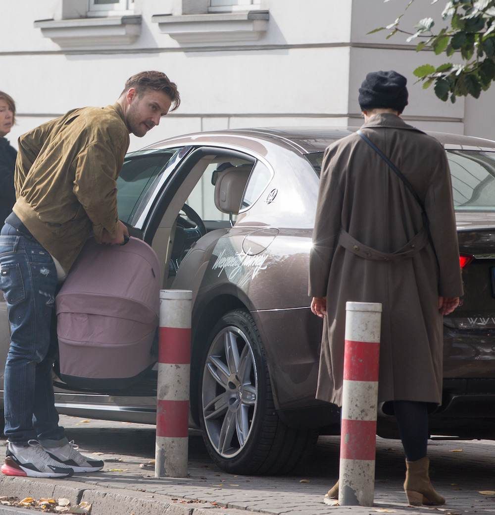 Kasia Warnke i Piotr Stramowski na spacerze z córką