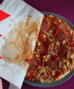 Odsączyłam tłuszcz z mrożonej pizzy z supermarketu. Ręcznik papierowy nim ociekał