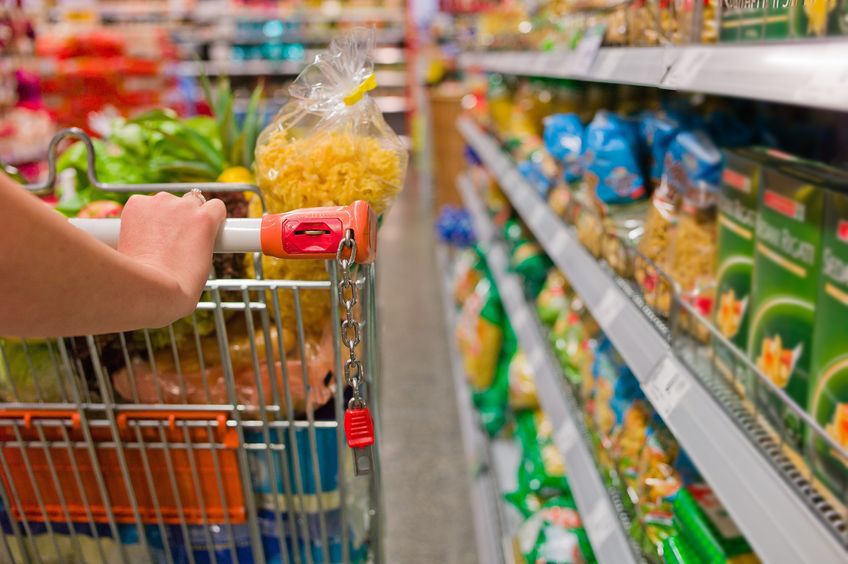 kosz z żywnością w supermarkecie 