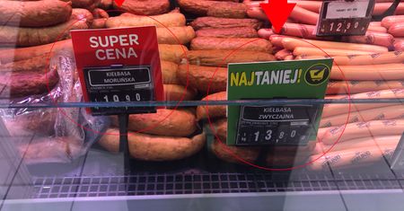 13,80 zł za 1 kg "zwyczajnej". Sprawdziłam, co kryje się w tanich kiełbasach z supermarketów
