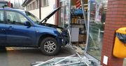 Pomyliła gaz z hamulcem. Wjechała suvem do supermarketu