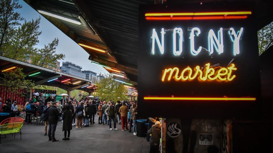 Nocny Market na peronach stacji Warszawa Główna