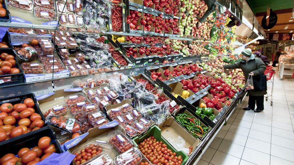 Supermarkety sprzedają importowane warzywa jako polskie