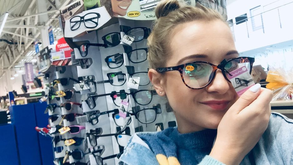 Wybrałam się do supermarketu i drogerii, aby dokładnie przyjrzeć się asortymentowi gotowych okularów.