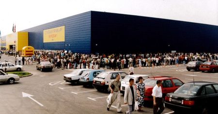 Klienci rozbijali namioty w oczekiwaniu na otwarcie. Ikea przypomniała zdjęcia sprzed 20 lat
