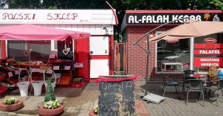 Sprzedawcy-patrioci sąsiadują z kebabem. Tak polski śledź żyje z ostrą baraniną