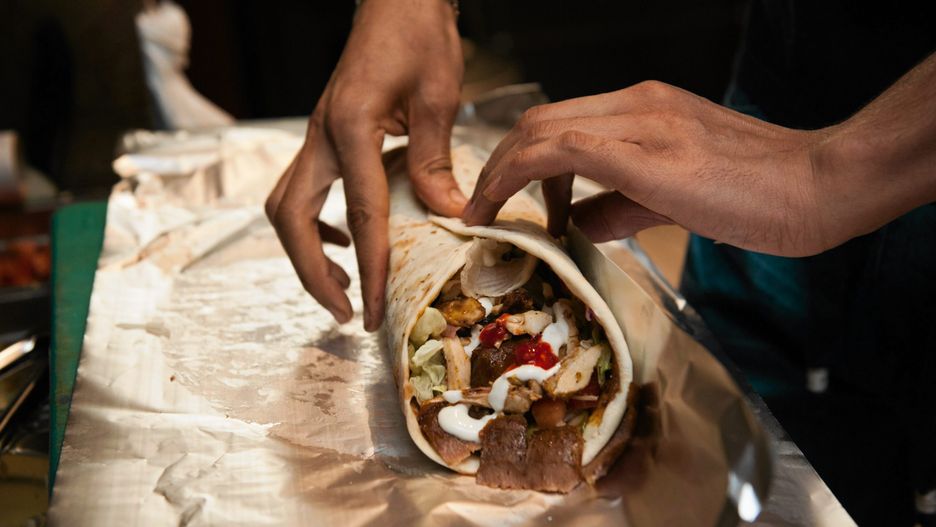 Pracownicy kebabów mówią, że lokale stosują różne praktyki.