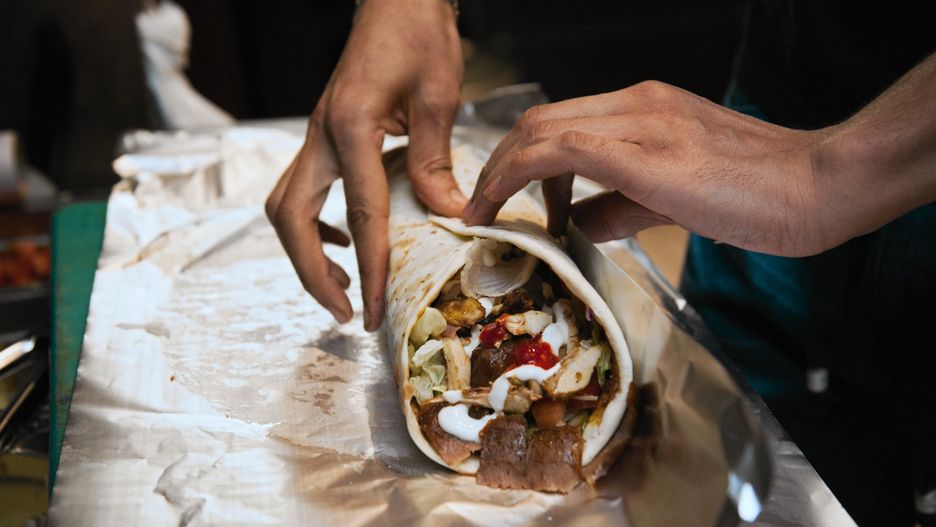 Pijani mężczyźni pobili sprzedawcę kebabów i zdemolowali jego lokal
