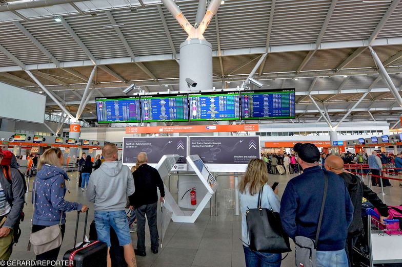 Lotnisko Chopina obsługuje dziś 7 połączeń krajowych i 112 zagranicznych. W ubiegłym roku przez lotnisko przewinęło się aż 17,7 mln pasażerów.