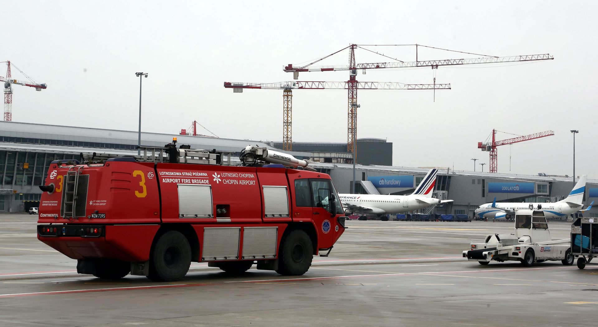 Lądowanie wojskowej maszyny zabezpieczała lotniskowa straż pożarna