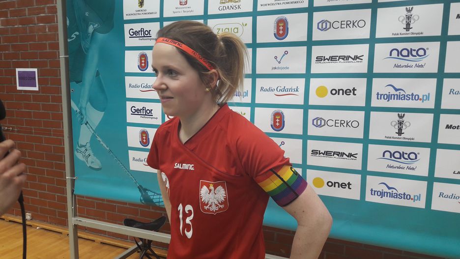 Agata Plechan, polska unihokeistka, w tęczowej opasce kapitana drużyny 