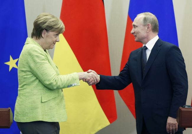 Władimir Putin spotkał się z Merkel. "Rosja nigdy nie ingeruje w życie polityczne innych krajów"