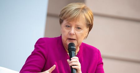 Angela Merkel: Europa potrzebuje wspólnej armii. Buczenie na sali