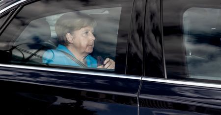 Angela Merkel w tarapatach. Wiatr w oczy i nóż w plecach