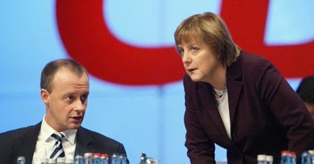 Stary "przyjaciel" wyrównuje rachunki z Merkel. Merz może zniweczyć jej plan spokojnego odejścia