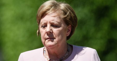 Merkel źle znosi upały. Jednak "incydent z drgawkami" może jej zaszkodzić