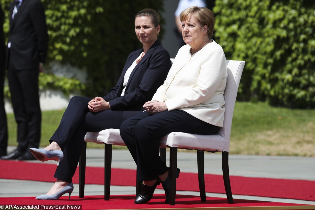 Angela Merkel z drgawkami. Tym razem odsłuchała hymnów na siedząco