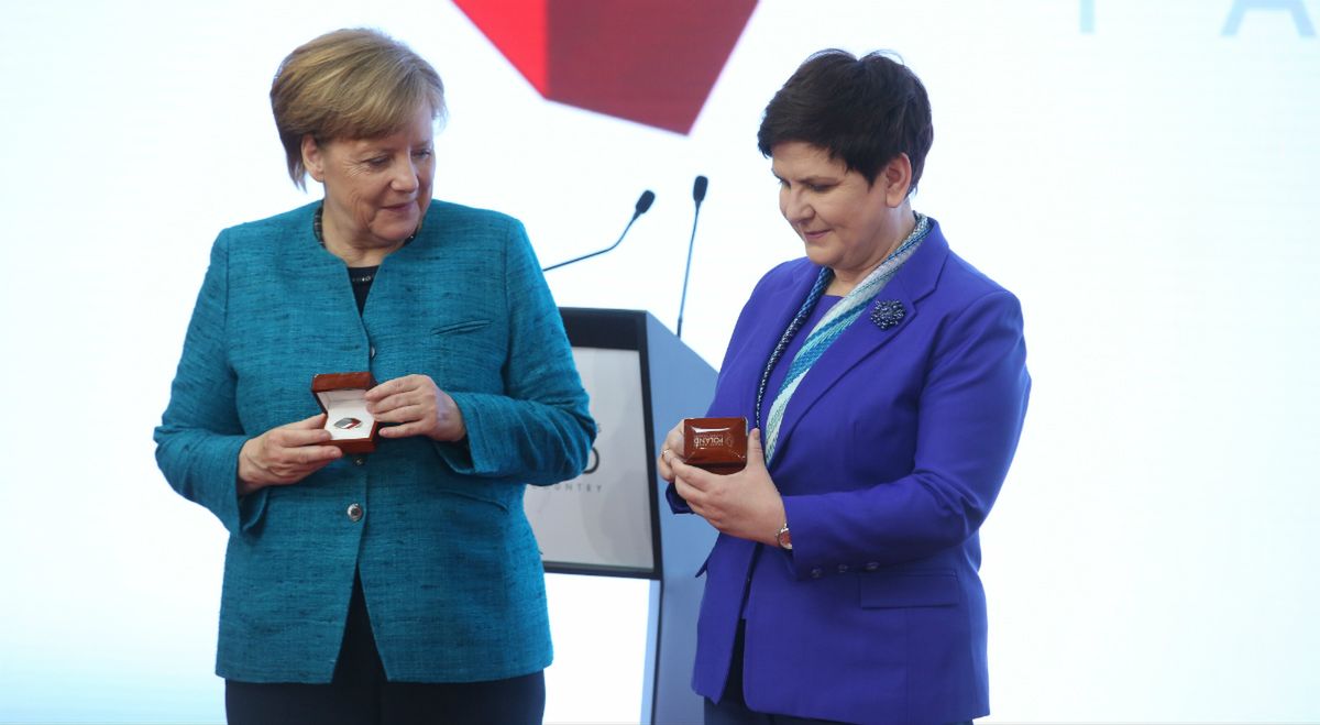 Merkel zainspiruje się stylem Beaty Szydło? Broszkę już dostała