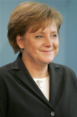 Angela Merkel broni papieża