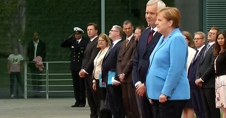 Angela Merkel kolejny raz trzęsła się na oficjalnej uroczystości